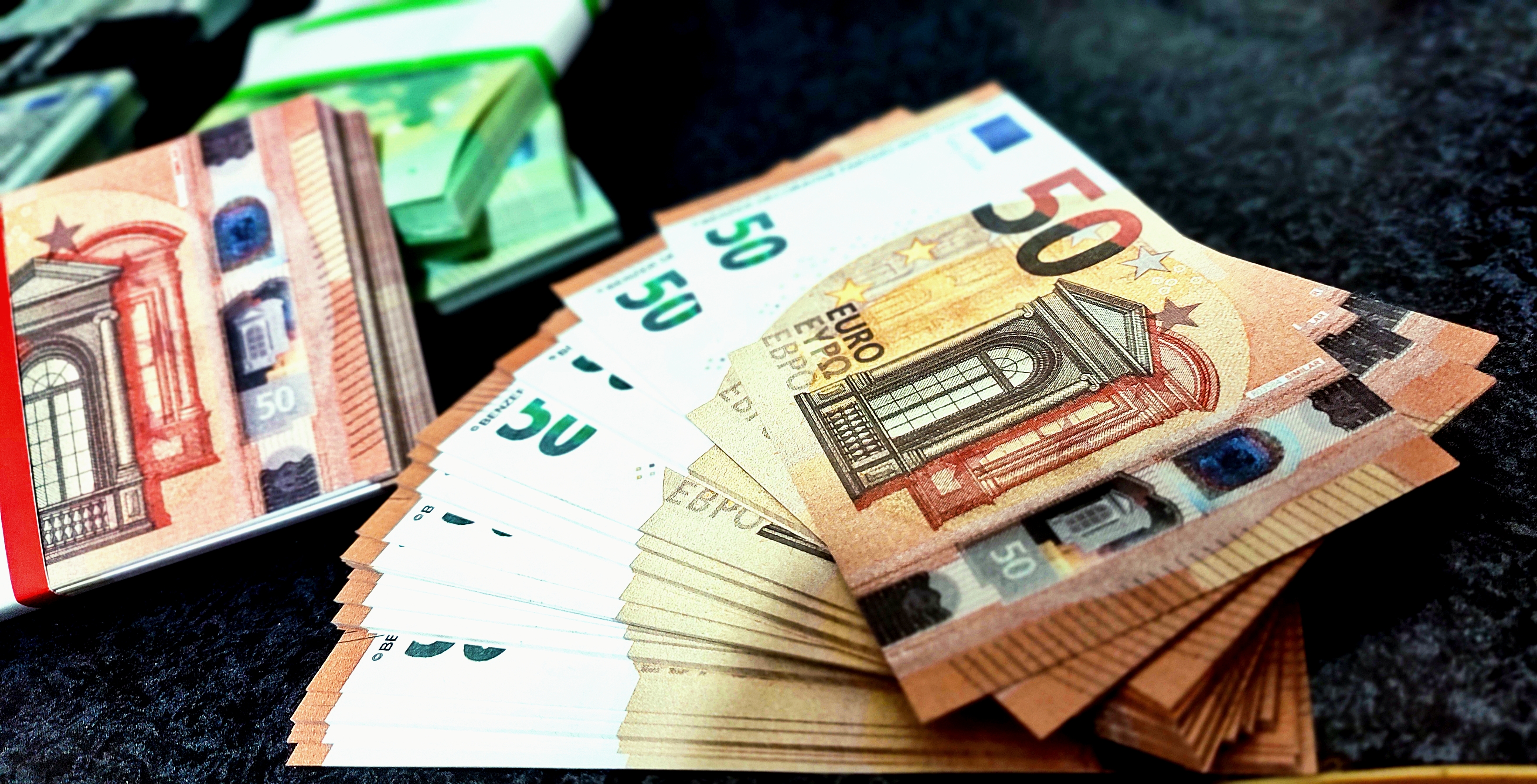 پنجاه یورویی مشابه درطرح رنگ و ابعاد استاندارد